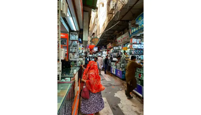 Saddar Mobile Market